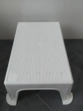 Sgabello antiscivolo in plastica bianco