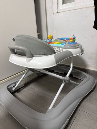Andador infantil con actividades