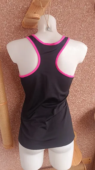 Camiseta deportiva negra y rosa