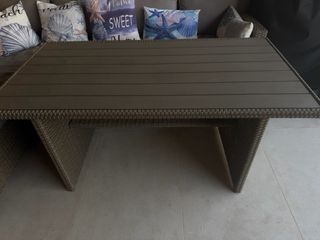 Sofá y mesa de jardín beige Los cojines no