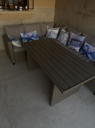 Sofá y mesa de jardín beige Los cojines no