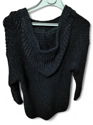 Vestido negro con hilo plateado y capucha