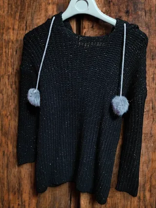 Vestido negro con hilo plateado y capucha