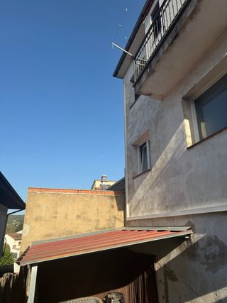 Pérgola de aluminio gris y roja