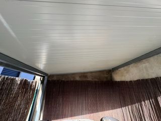 Pérgola de aluminio gris y roja