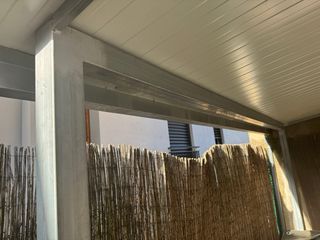 Pérgola de aluminio gris y roja