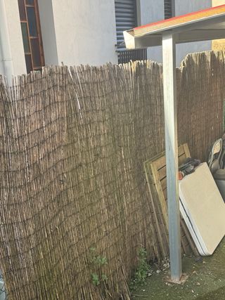 Pérgola de aluminio gris y roja