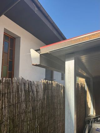Pérgola de aluminio gris y roja