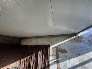 Pérgola de aluminio gris y roja
