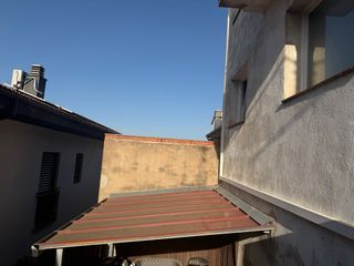 Pérgola de aluminio gris y roja