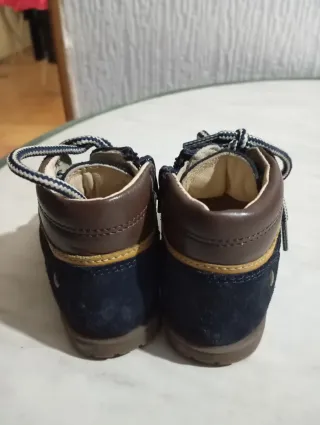 Botas niño azul y marrón