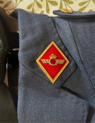 Traje militar azul con detalles dorados