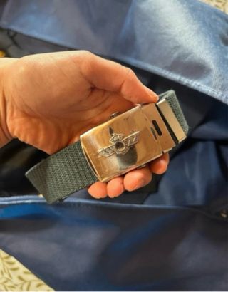 Traje militar azul con detalles dorados