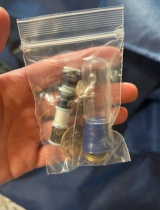 Traje militar azul con detalles dorados