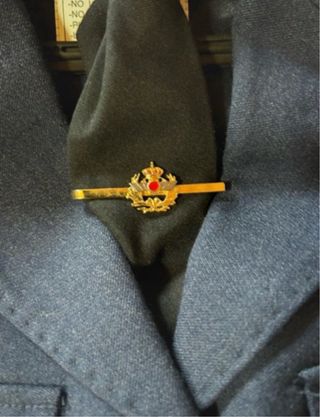 Traje militar azul con detalles dorados