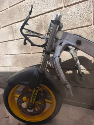 Chasis Honda CBR con suspensiones y ruedas