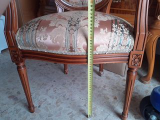 Silla descalzadora pequeña madera y tela