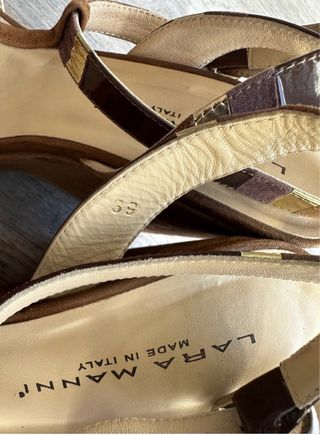 LARA MANNI Sandalias Cuero Marrón y Dorado