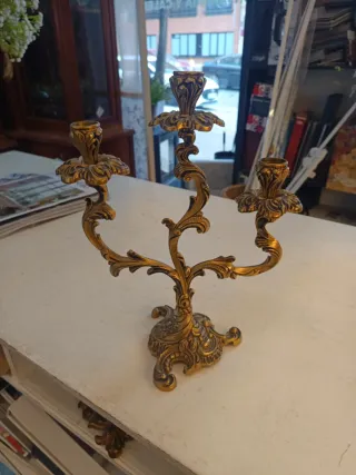 Candelabro de metal dorado