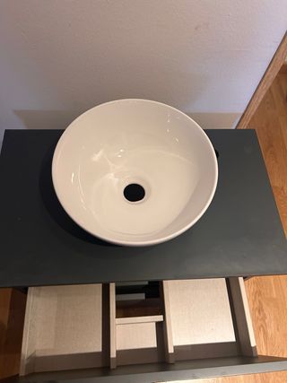 Lavabo y mueble de baño verde oscuro sin usar