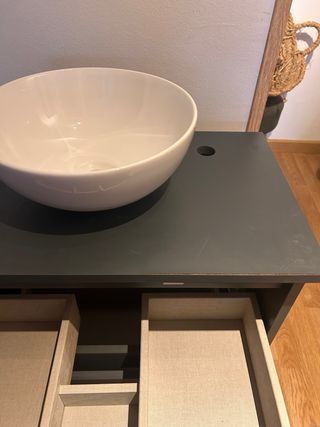 Lavabo y mueble de baño verde oscuro sin usar