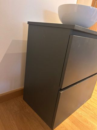Lavabo y mueble de baño verde oscuro sin usar