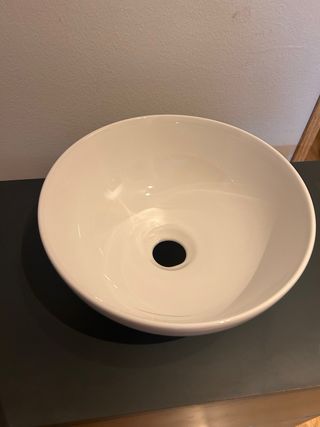 Lavabo y mueble de baño verde oscuro sin usar