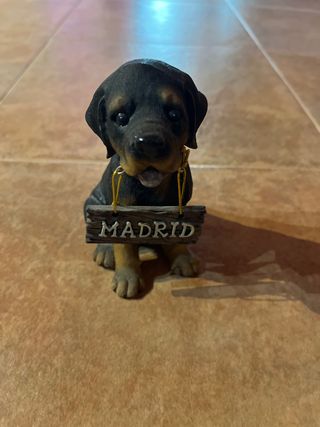 Perro decorativo con cartel MADRID