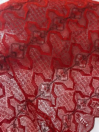 Chal de bolillos rojo