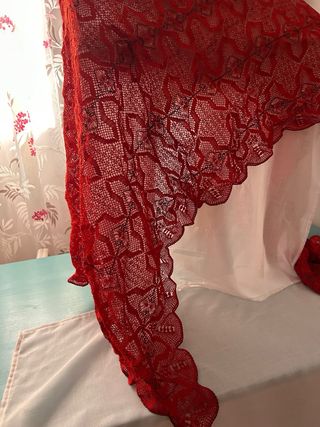 Chal de bolillos rojo