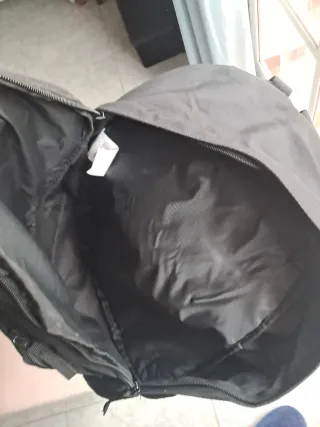 Mochila básica negra como nueva.