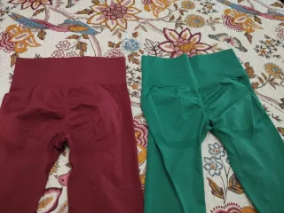 Mallas elásticas granate y verde.