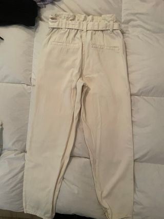 Pantalones largos beige con cinturón