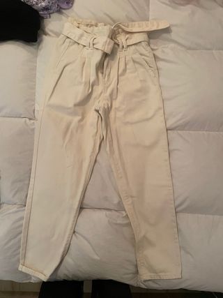 Pantalones largos beige con cinturón