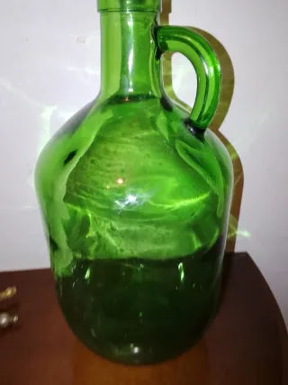 Jarra antigua de cristal verde con tapón