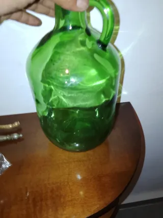 Jarra antigua de cristal verde con tapón