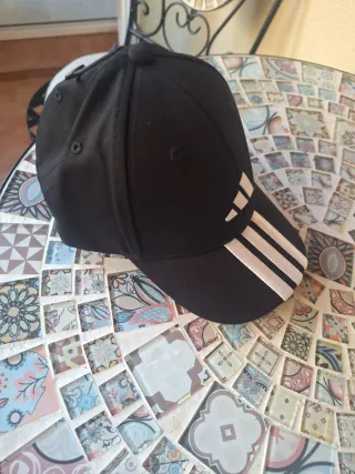 Gorra Adidas Negra con Logo Blanco