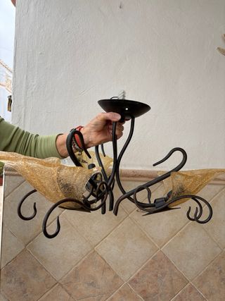 Lámpara de forja negra y dorada
