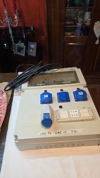 Quadro elettrico con prese e interruttori