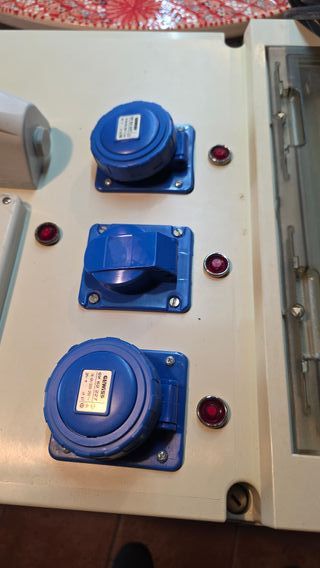 Quadro elettrico con prese e interruttori