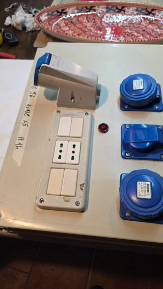 Quadro elettrico con prese e interruttori