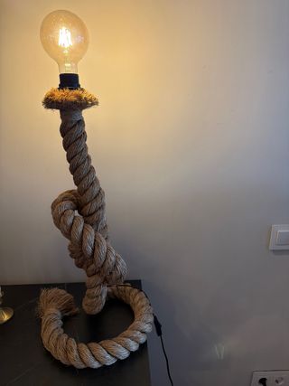 Lámpara de mesa con nudo de cuerda