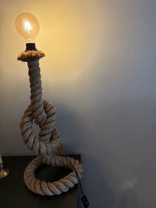 Lámpara de mesa con nudo de cuerda