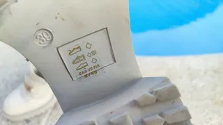 Sapatos de senhora; beges com detalhe dourado (39)