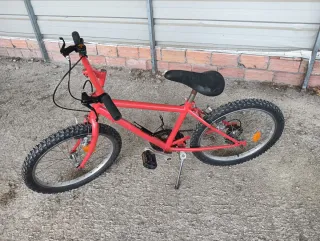 Bici infantil tamaño 20 pulgadas roja.