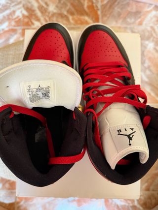 Jordan Air 1 Mid Negro Rojo