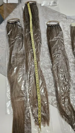 Extensiones de pelo beige y marrón.