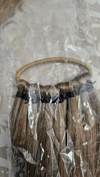 Extensiones de pelo beige y marrón.