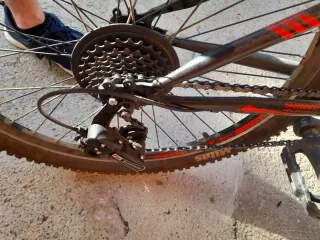 Bicicleta de montaña negra y roja