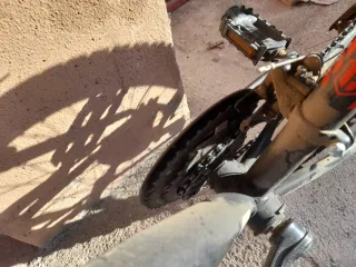 Bicicleta de montaña negra y roja